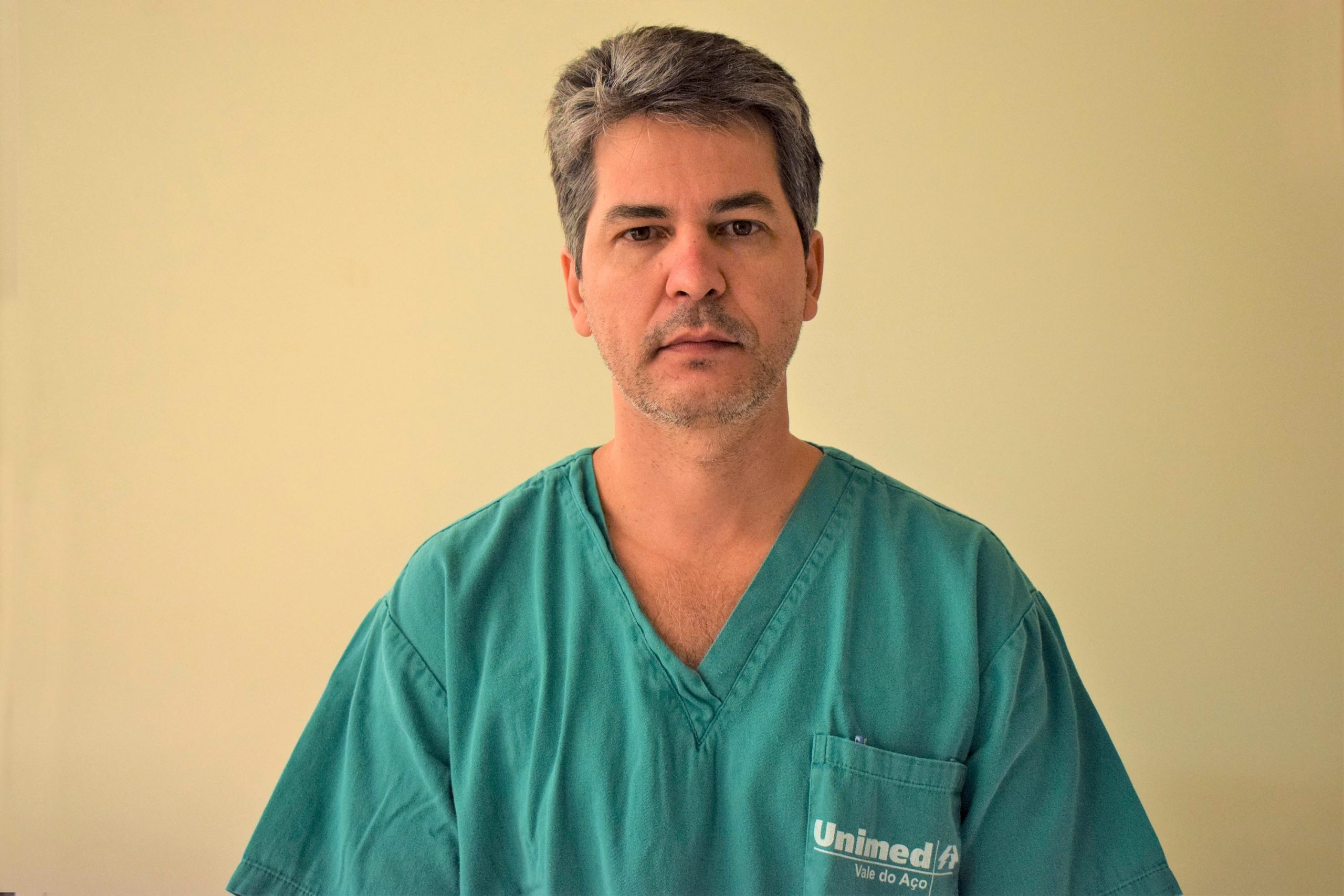 Médico da Unimed Vale do Aço alerta sobre o aumento dos casos de covid-19 entre jovens