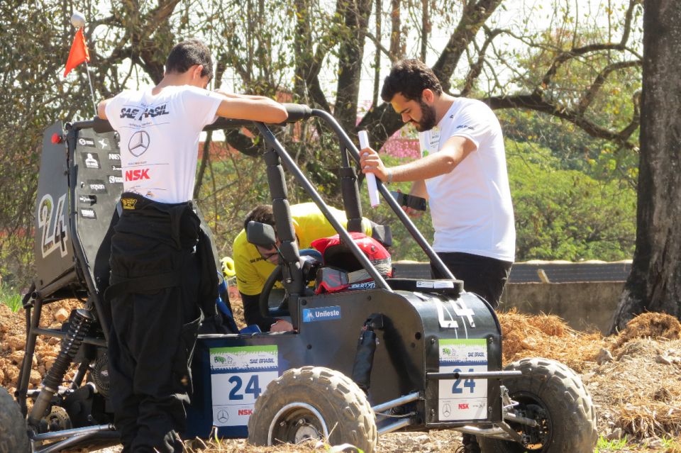 Estudantes do Unileste representam o Vale do Aço em campeonato nacional de construção de carros