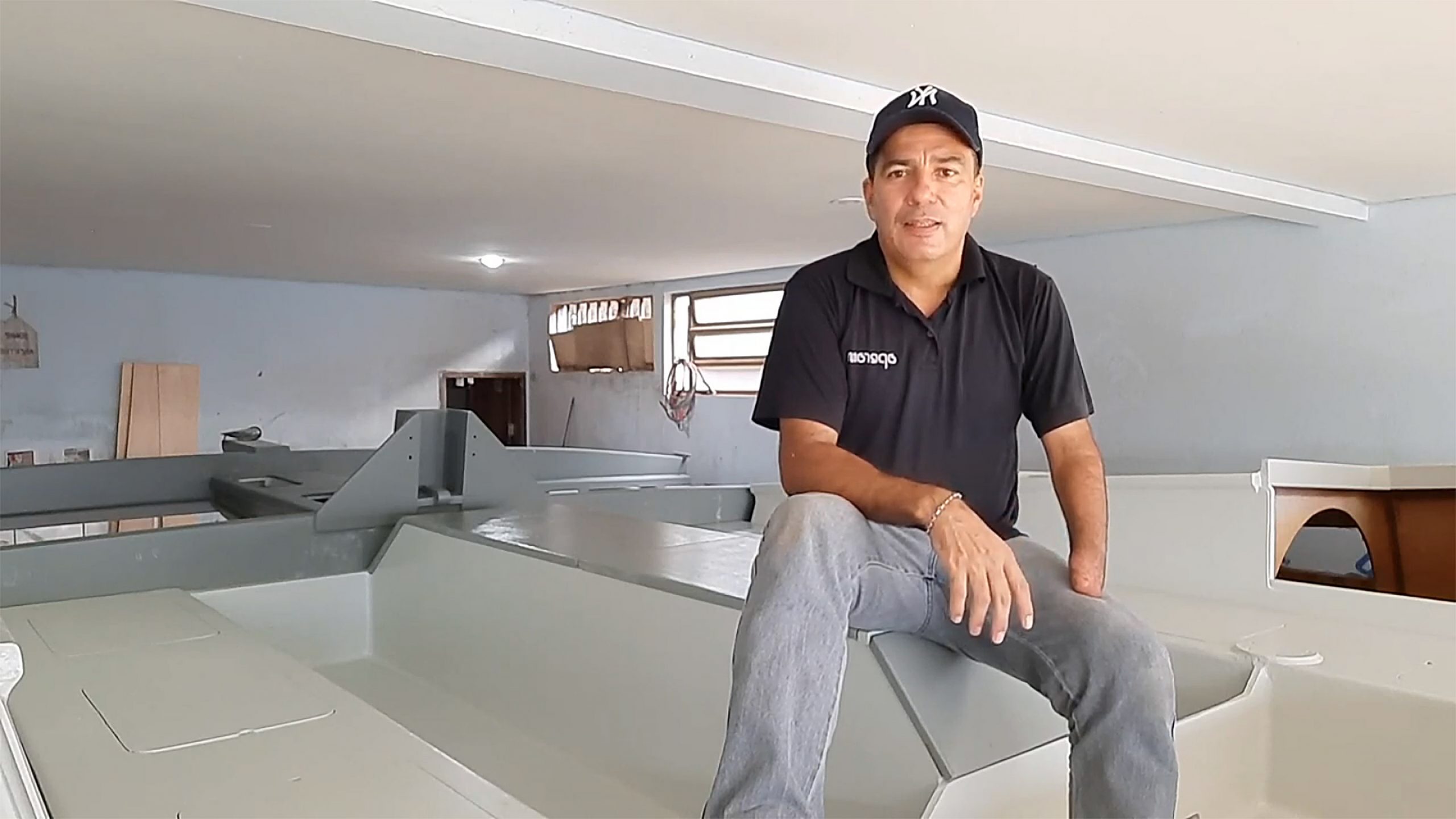 Mineiro de Capelinha constrói um veleiro de 30 pés em sua própria casa