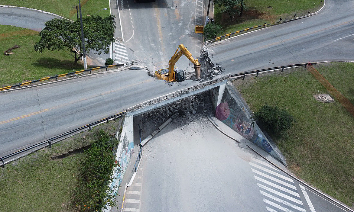 Conheça a curiosa história do viaduto em demolição sobre a Av. Magalhães Pinto