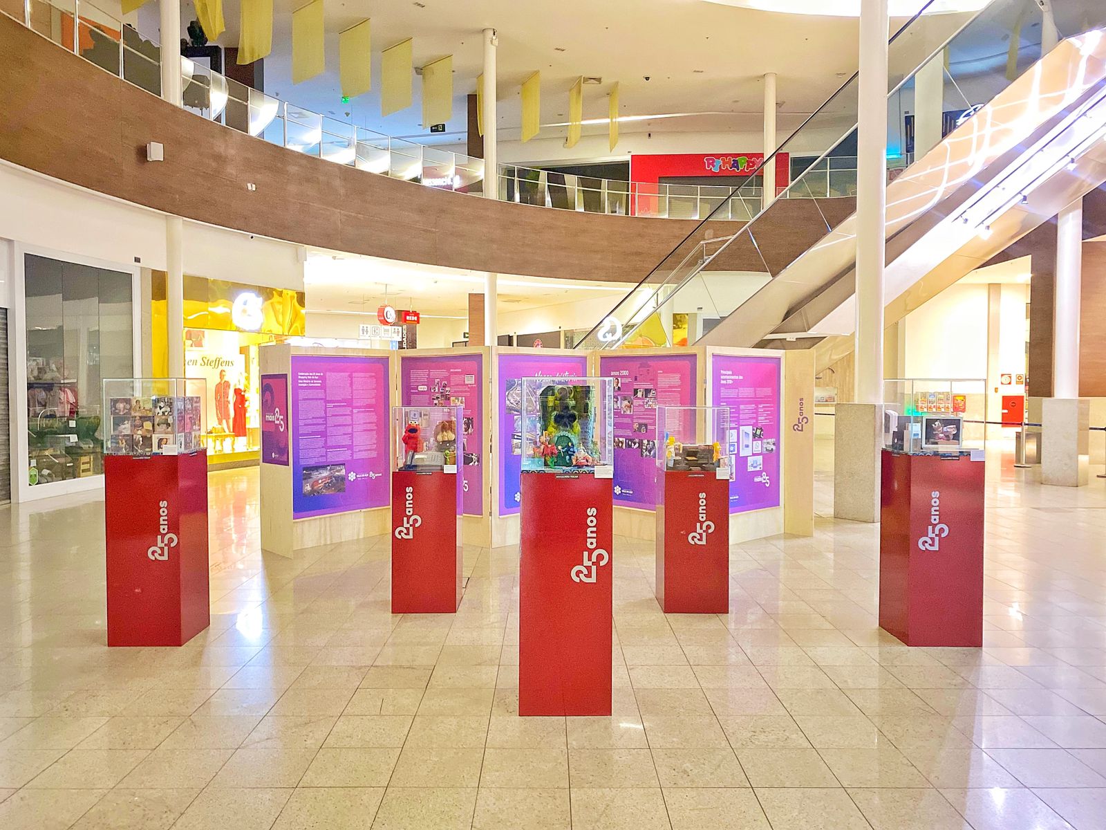 Exposição “Mais 25” no Shopping Vale do Aço destaca mudanças no mundo nos últimos 25 anos