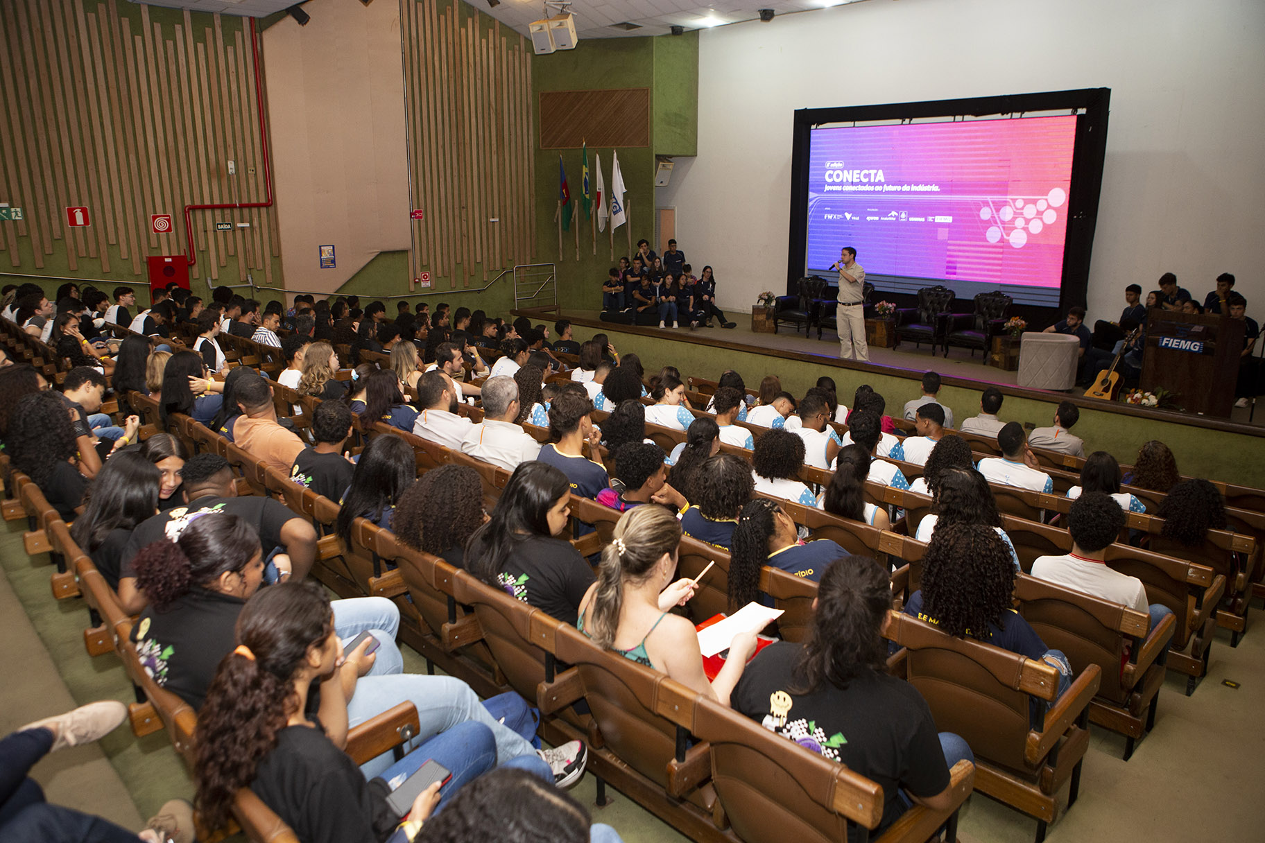 Conecta aproxima jovens do universo industrial 
