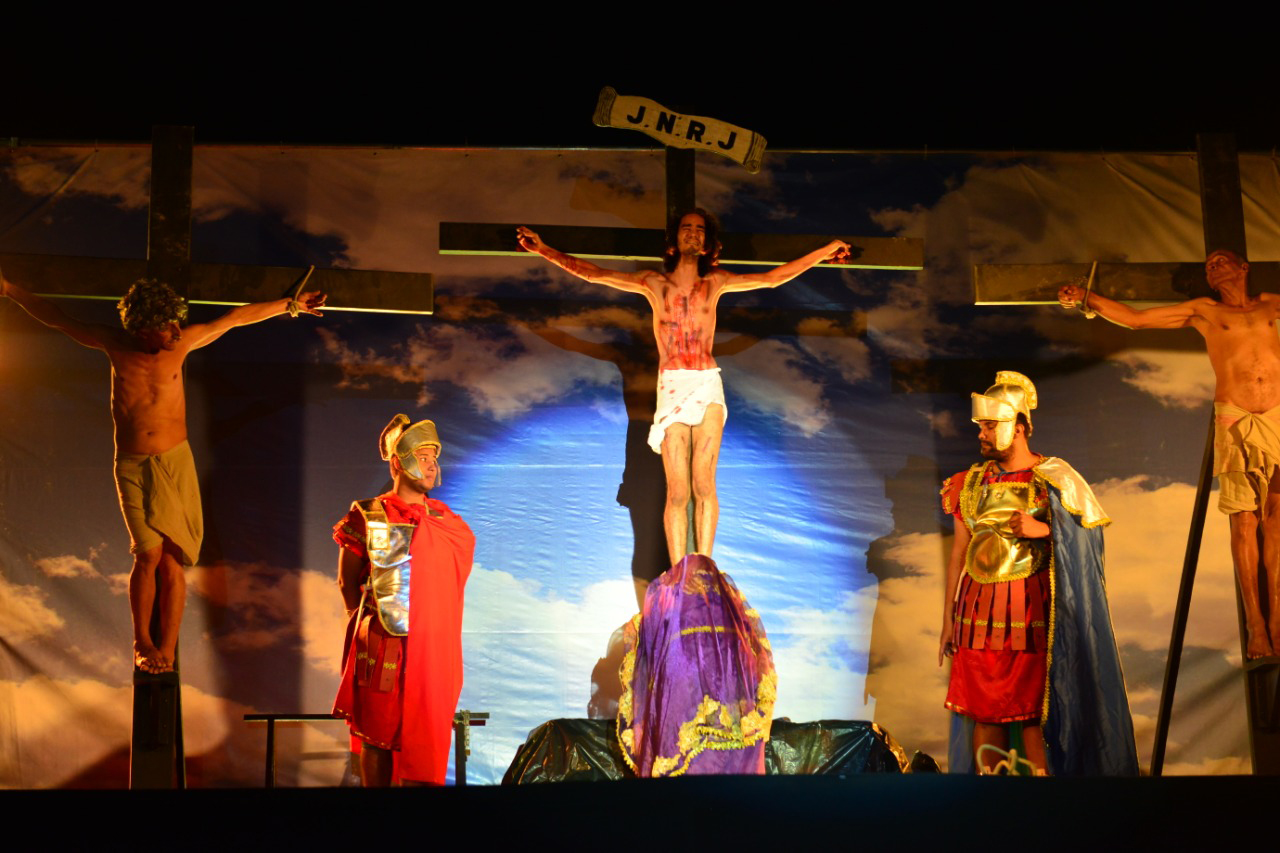 A tradicional encenação teatral de Cristo marca a Semana Santa em Coronel Fabriciano