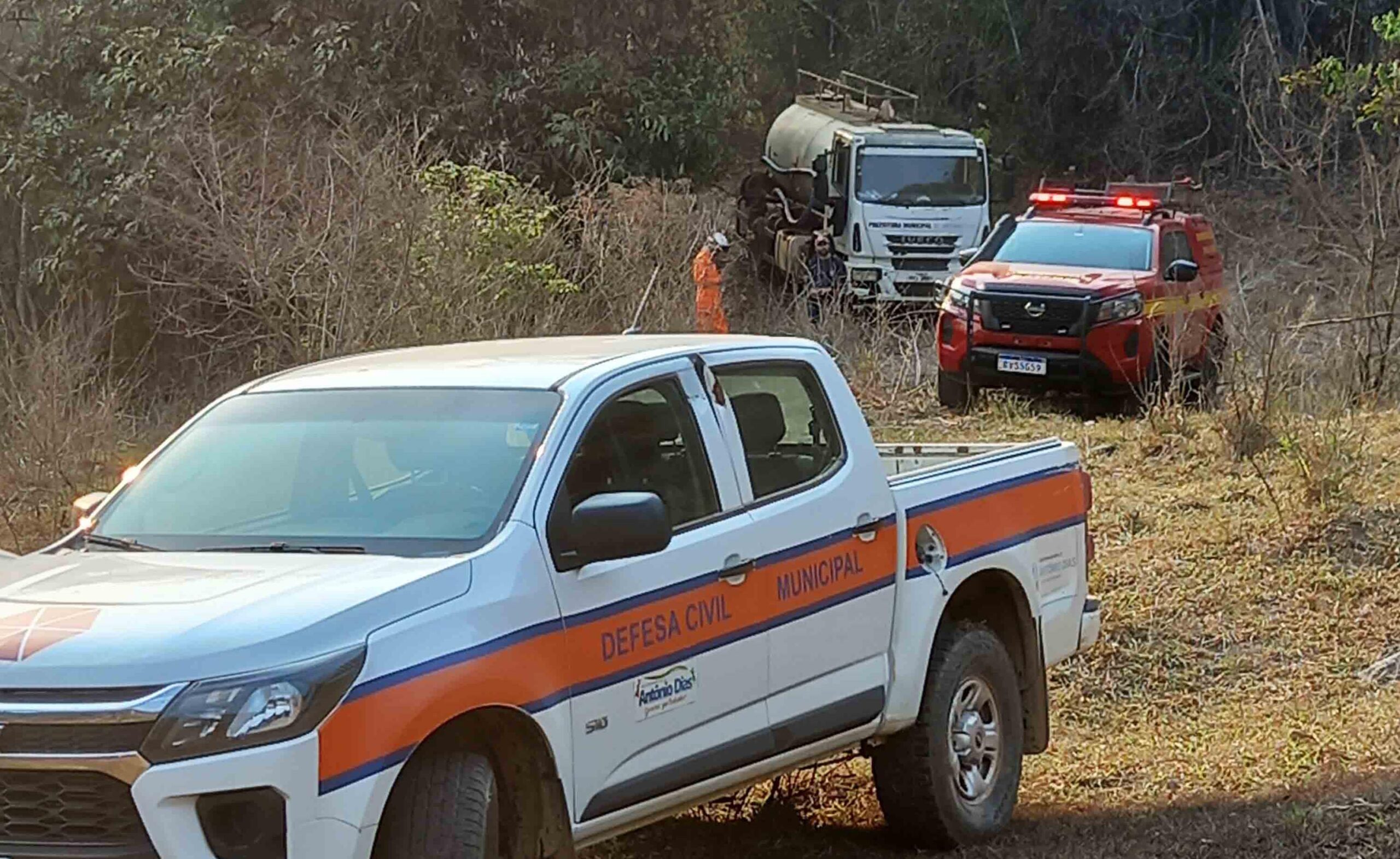 Defesa Civil de Antônio Dias e Corpo de Bombeiros não medem esforços no combate aos incêndios que assolam a região