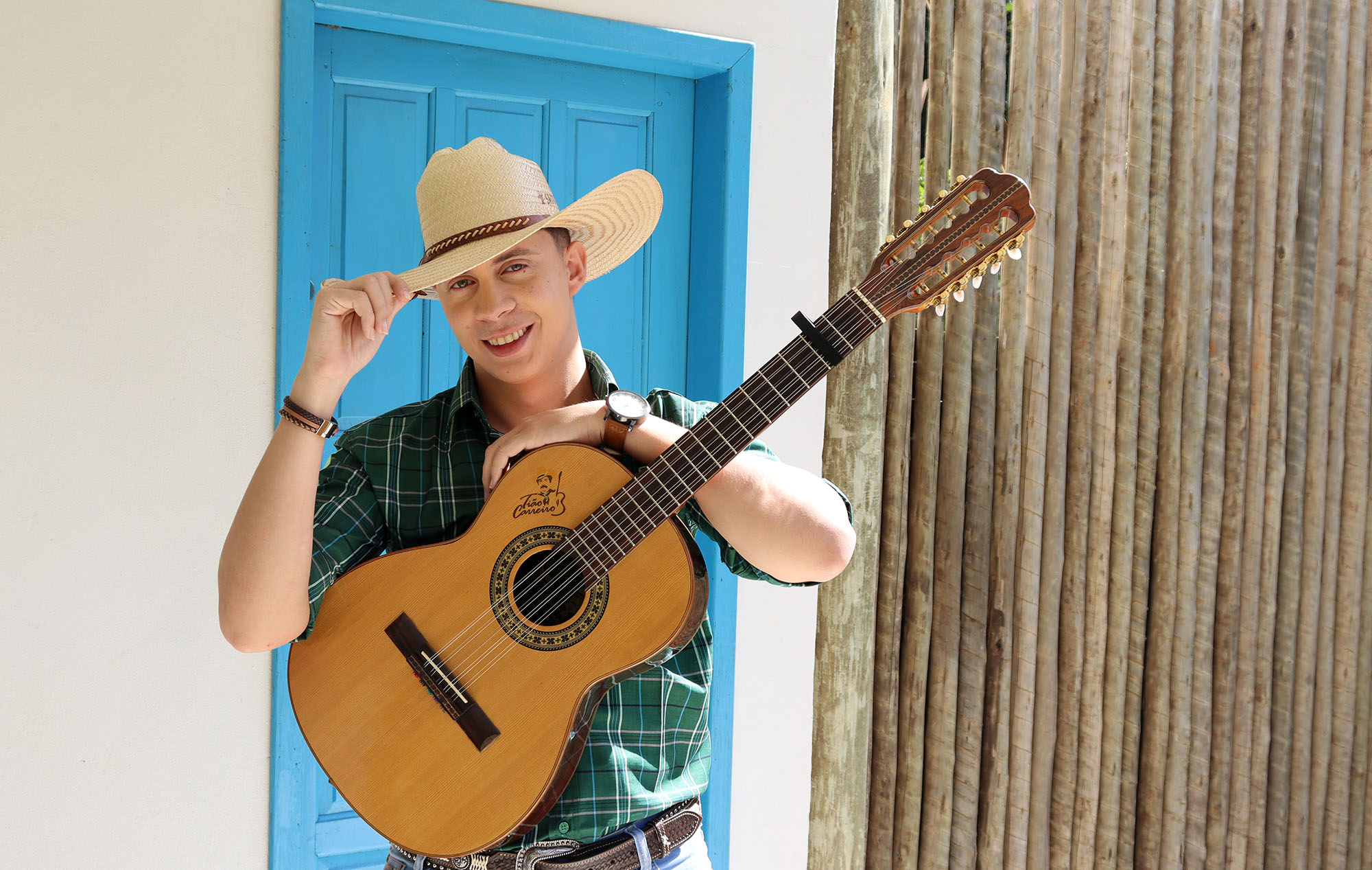 Hyuri Luna lança videoclipe ‘Cantinho das Gerais’