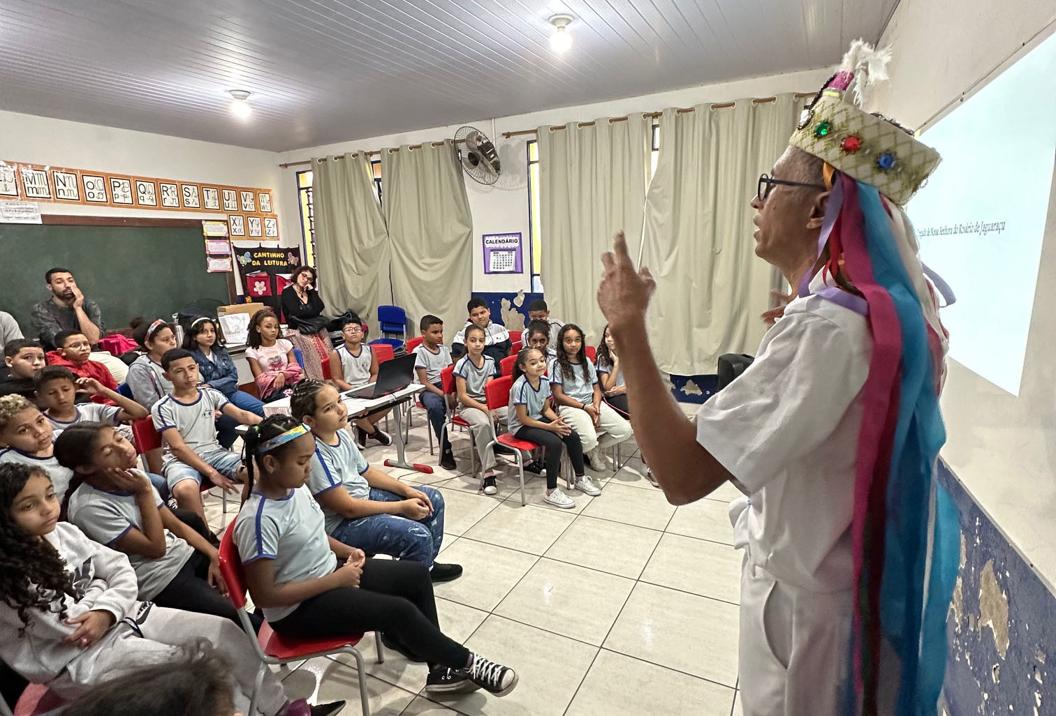 Exibição de documentário do Congado desperta interesse de alunos em Jaguaraçu