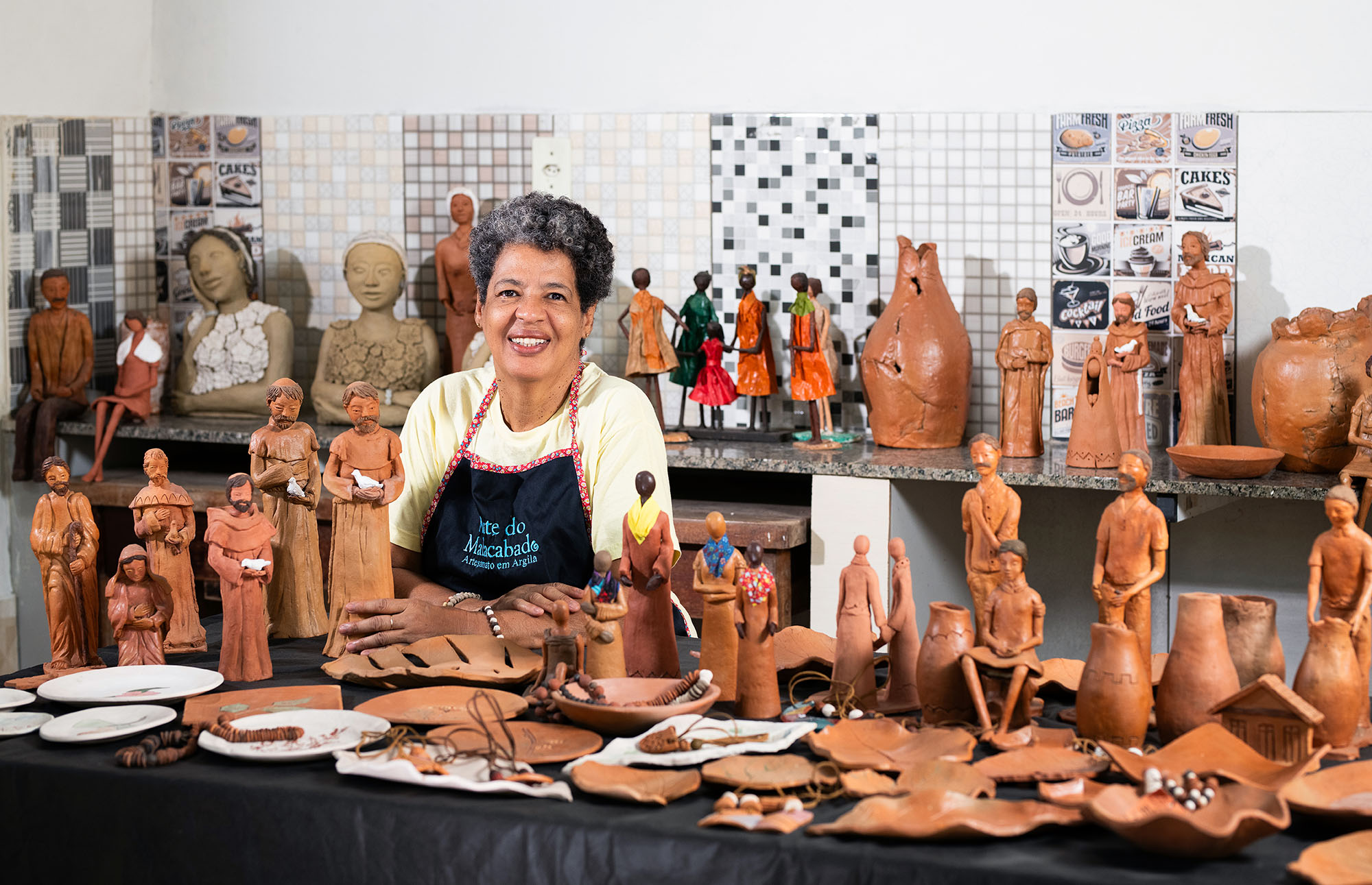 Artesã fabricianense, Lelena, lança livro autobiográfico
