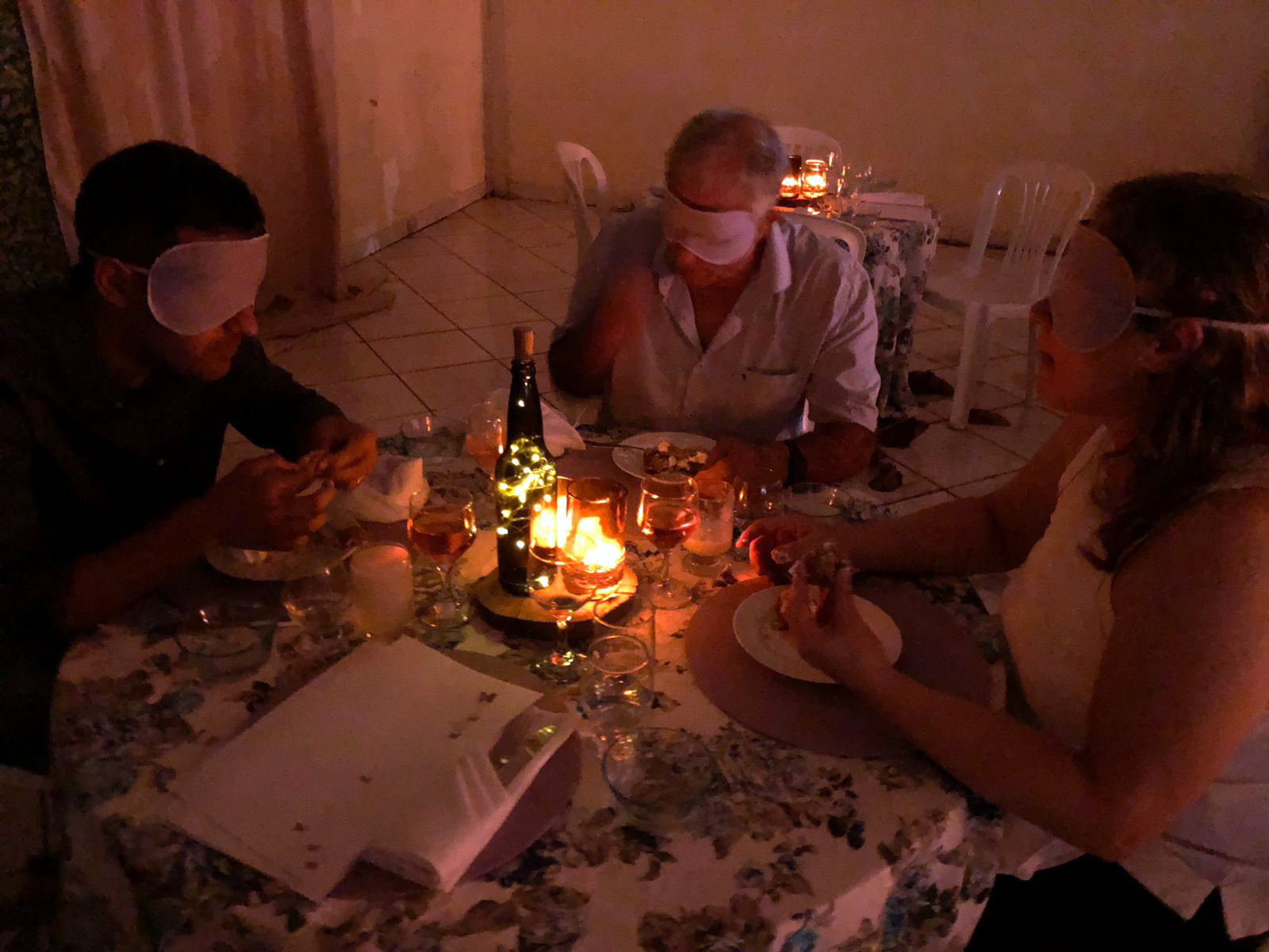 Jantar às Cegas: Uma Experiência Sensorial