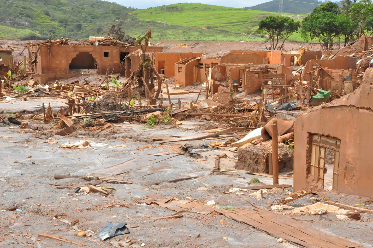10 anos após tragédia de Mariana, ainda há rejeitos depositados no leito do Rio Doce