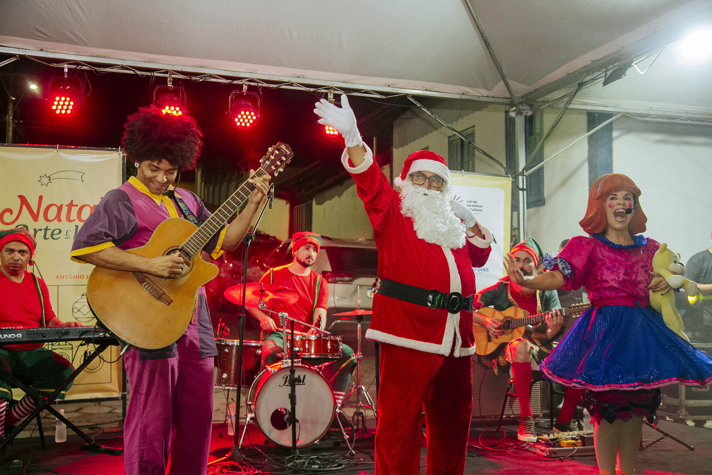 Antônio Dias leva arte e iluminação de Natal especial aos espaços públicos