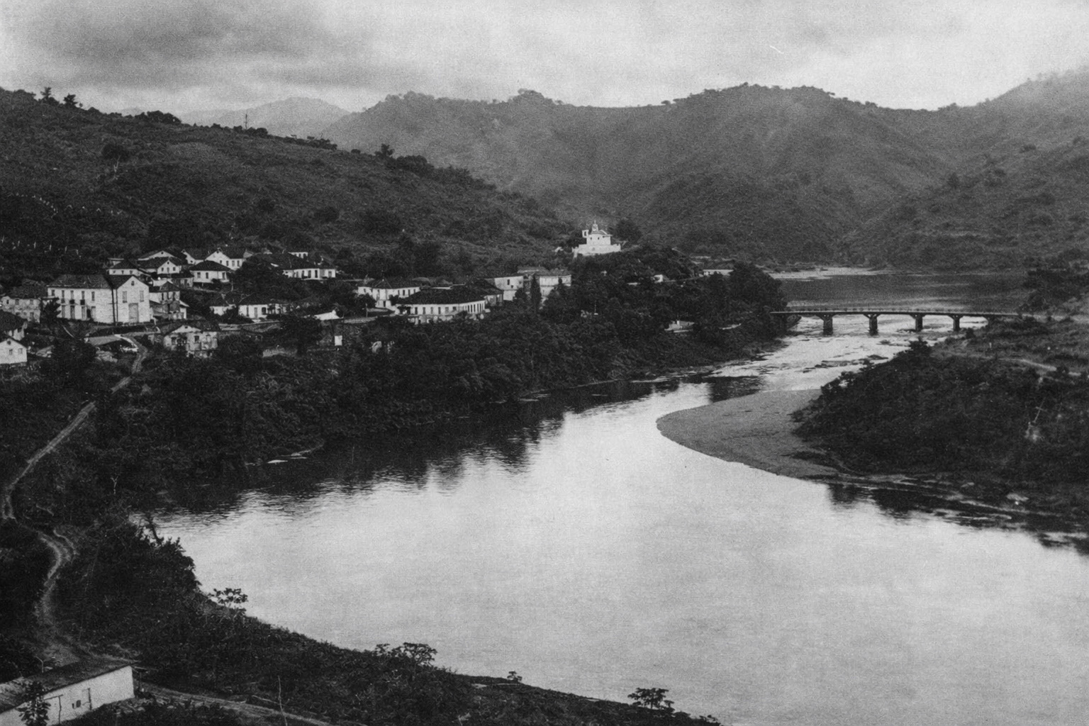 As dificuldades enfrentadas pelo bandeirante Antônio Dias de Oliveira, até fundar a cidade berço do Vale do Aço, onde morreu