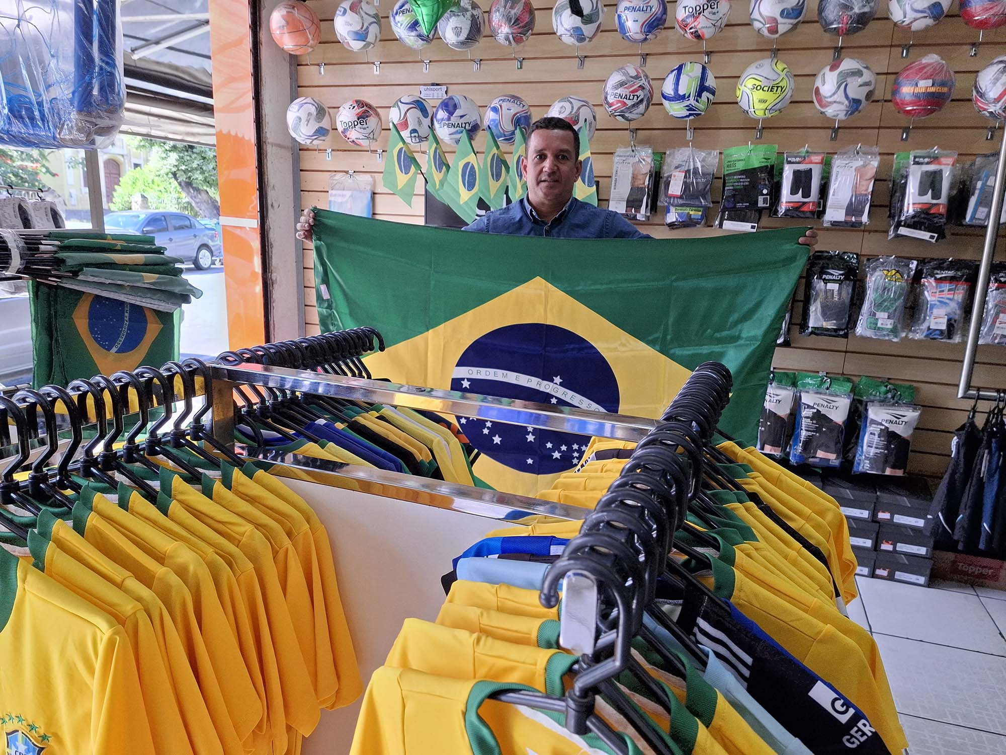 Comércio de itens da Copa surpreende comerciantes de Fabriciano