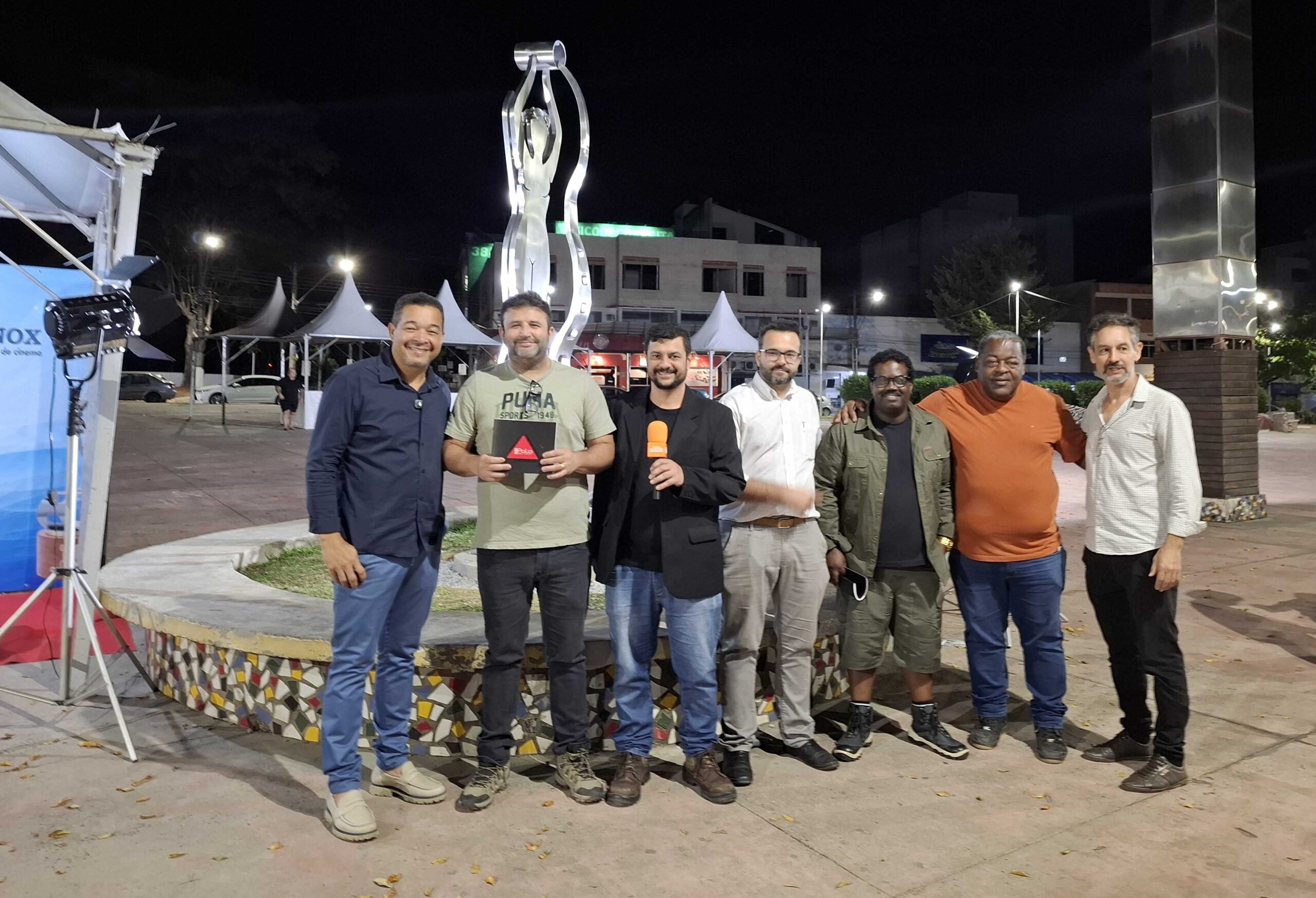 Timóteo inaugura monumento ao cinema em noite histórica